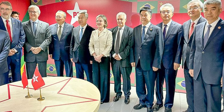 PT assina acordo de cooperação com o Partido Comunista da China