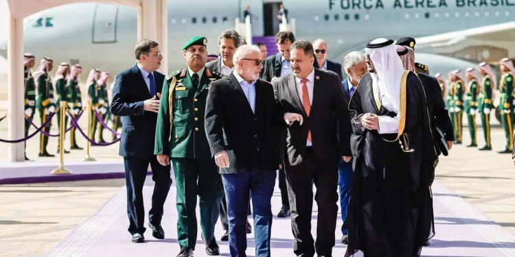 Lula desembarca na Arábia Saudita para reunião com príncipe herdeiro Mohammed bin Salman
